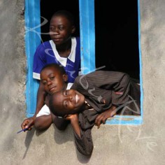 3 élèves de l'école Sena - Mfangano - KENYA