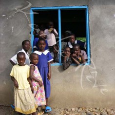 Des élèves de l'école Sena - Mfangano - KENYA