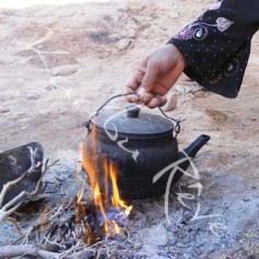 Une bédouine prépare le thé - Petra - JORDANIE